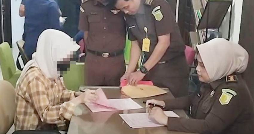 Tersangka Judol saat diserahkan ke Kejaksaan Negeri Kota Gorontalo guna proses hukum lebih lanjut. (Foto: Istimewa).