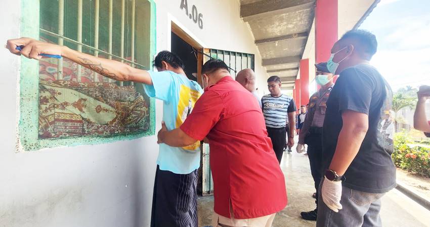 Salah seorang Napi di Lapas Kelas IIb Pohuwato saat digeledah petugas untuk memastikan apakah memiliki atau menyimpan narkoba atau tidak.