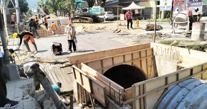 Kegiatan pekerjaan proyek kanal Banjir Tanggidaa, Kota Gorontalo.