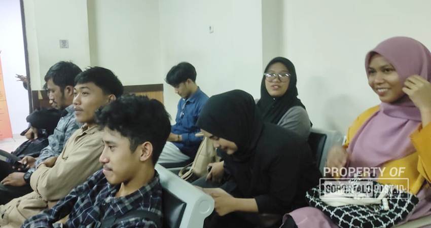 Para korban penggelapan 11 Laptop oleh seorang mahasiswa di UNG saat akan menjalani sidang pemeriksaan saksi di PN Gorontalo, Rabu (13/11/2024). Foto: Roy/Gorontalo Post)