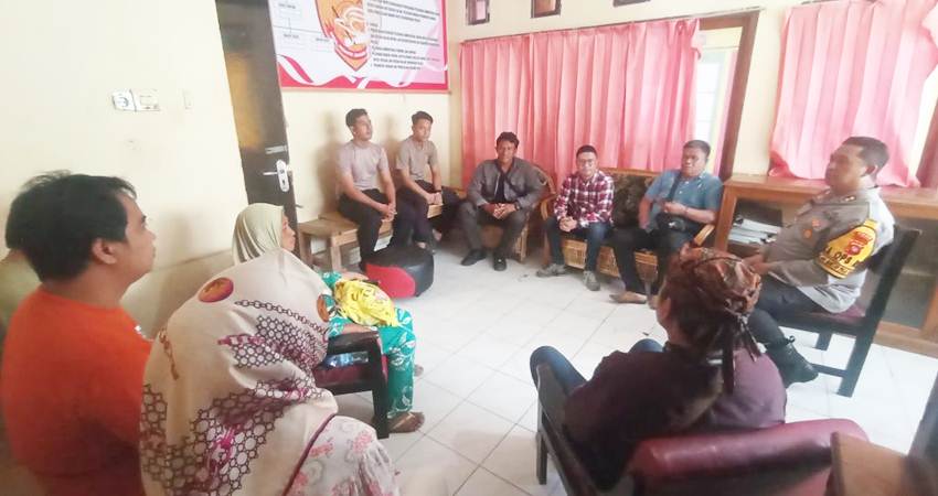 Kapolres Pohuwato, AKBP Winarno,S.H,S.I.K bersama Dandim 1313 Pohuwato, Letkol Inf. Madiyan Surya,S.Hub,Int,M.Han, memimpin jalannya mediasi antara pihak perusahaan dan pengusaha kayu yang ada di Popayato.