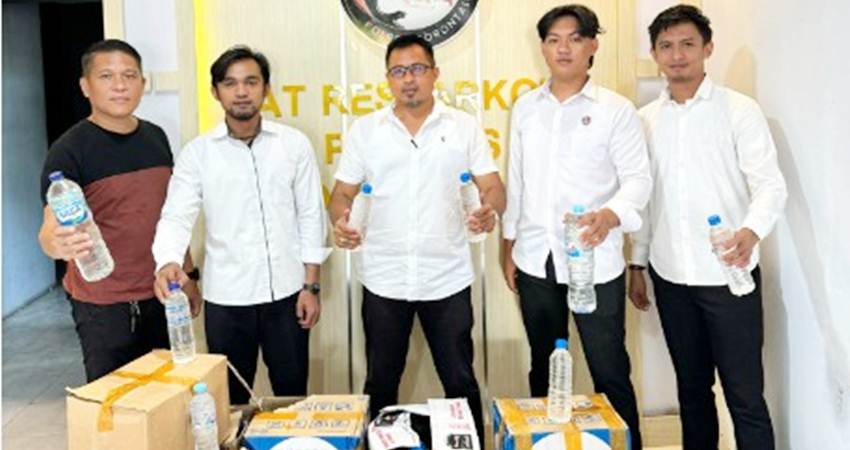 Kasat Narkoba Polres Gorontalo, Iptu Sucipto Amboy,S.H bersama personel memperlihatkan ratusan botol Miras jenis cap tikus yang berhasil disita dari warung-warung milik masyarakat.