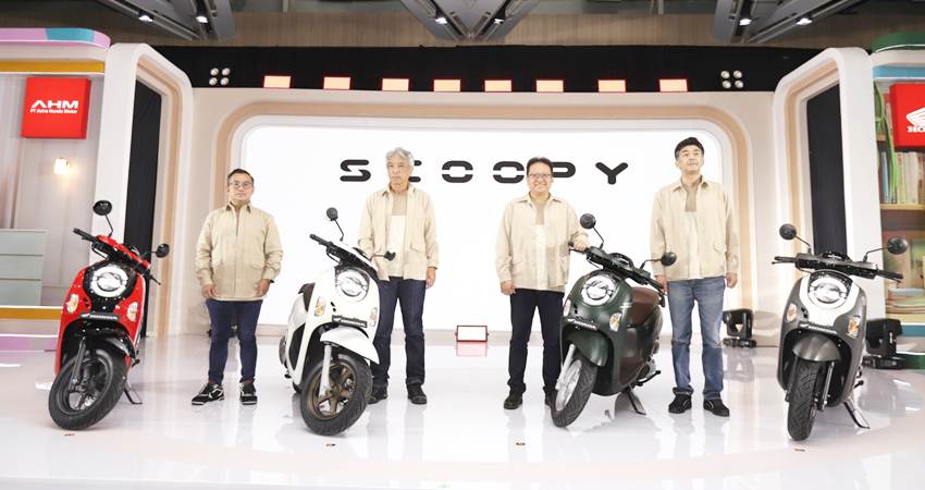 (kiri ke kanan)Marketing Director AHM – Octavianus Dwi Putro, President Director AHM – Susumu Mitsuishi, Executive Vice President Director AHM – Thomas Wijaya dan Marketing Director AHM- Naoki Kajino memperkenalkan New Honda Scoopy Generasi Terbaru di AHM Safety Riding & Training Center, Deltamas (5/11). (foto : dok / ahm)