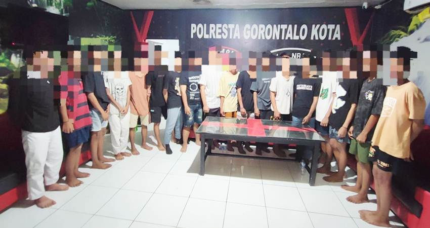Sebanyak 18 pelaku pengeroyokan saat diamankan Tim Resmob Rajawali Sat Reskrim Polresta Gorontalo Kota.