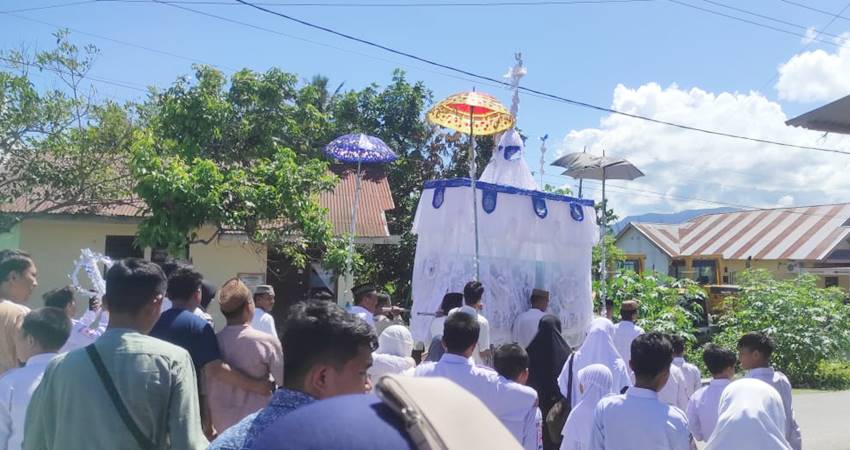 Suasana pengantaran jenazah Rafa Pratama Suleman ke lokasi pemakaman di Kelurahan Pauwo Kecamatan Kabila Kabupaten Bone Bolango.