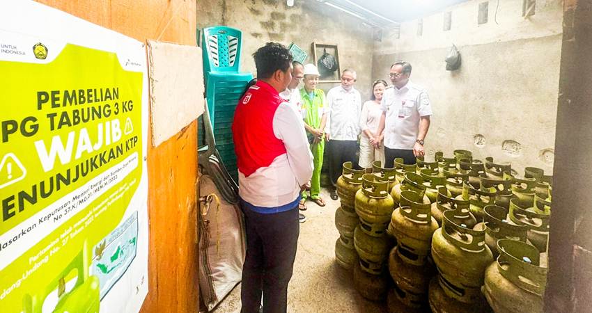 Pj Bupati Minahasa bersama PT Pertamina Patra Niaga Regional Sulawesi melalui unit bisnisnya Sales Area Sulawesi Utara dan Gorontalo, melakukan pengecekan pangkalan LPG 3 Kg di wilayah Minahasa, Rabu (13/11). (foto : d0k / pertamina)