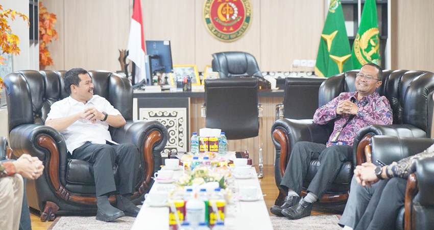 SINERGI - Executive General Manager PT Pertamina Patra Niaga Sulawesi, Fanda Chrismianto (kanan) melakukan pertemuan dengan Kajati Sulsel, Agus Salim, untuk memperkuat sinergi layanan energi, Rabu (6/11). (foto : dok / pertamina)