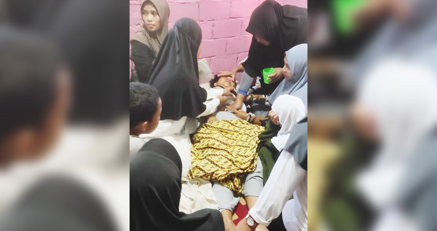 Usai pemakaman, Mun Atuna jatuh pingsan sehingga harus diangkat beramai-ramai oleh pihak keluarga kembali ke rumah duka.
