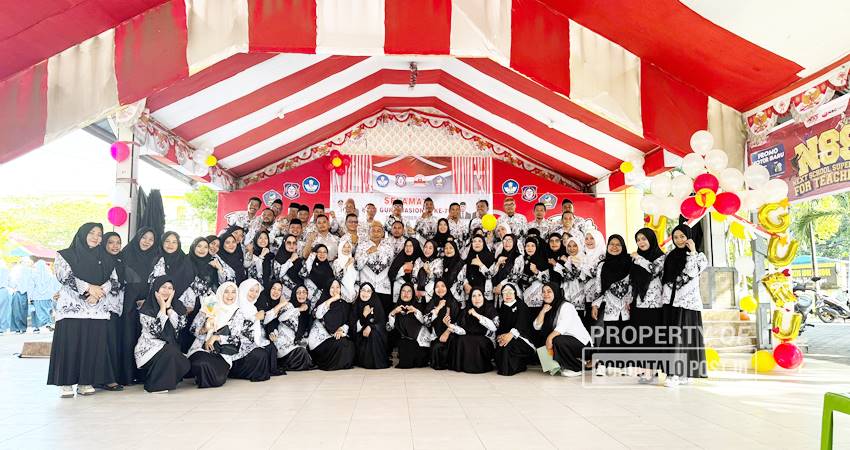 HARI GURU - Seluruh guru dan tenaga kependidikan SMA Negeri 3 Gorontalo, foto bersama disela peringatan Hari Guru Nasional, Senin (25/22). (foto : Sri Regina Gaib / mg / gorontalo post)