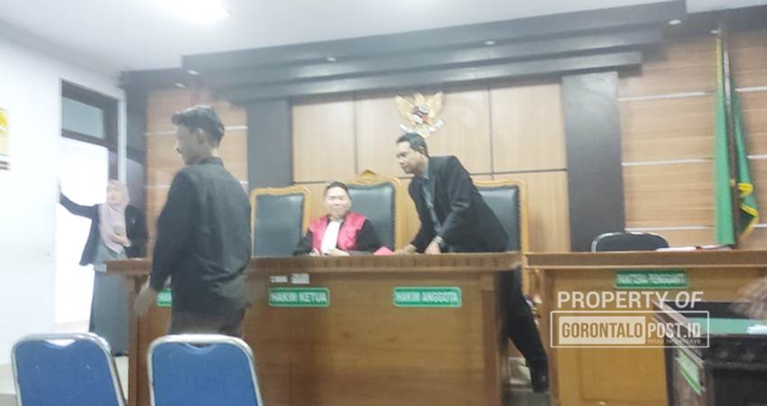 Sidang perkara lakalantas atas terdakwa RD di PN Gorontalo Rabu (13/11/2024). (Foto: Roy/Gorontalo Post).