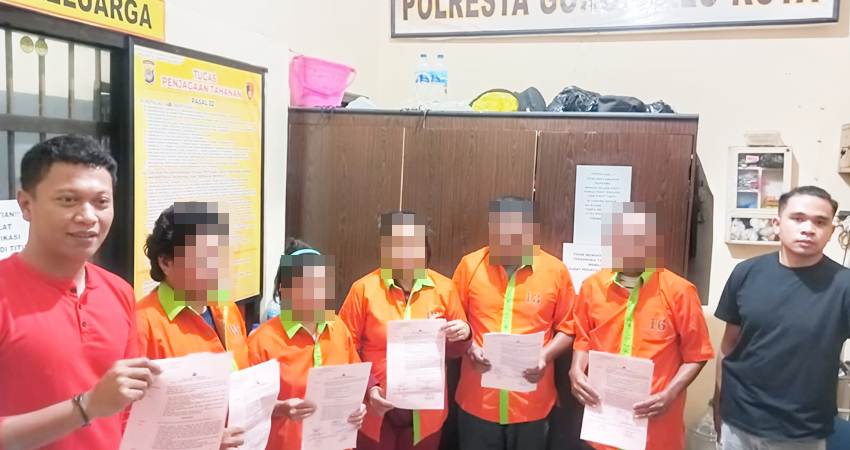 Dua oknum Aparatur Sipil Negara (ASN) resmi ditahan bersama tiga orang Ibu Rumah Tangga (IRT), terkait dengan kasus dugaan judi kartu remi yang ada di Kecamatan Dungingi.