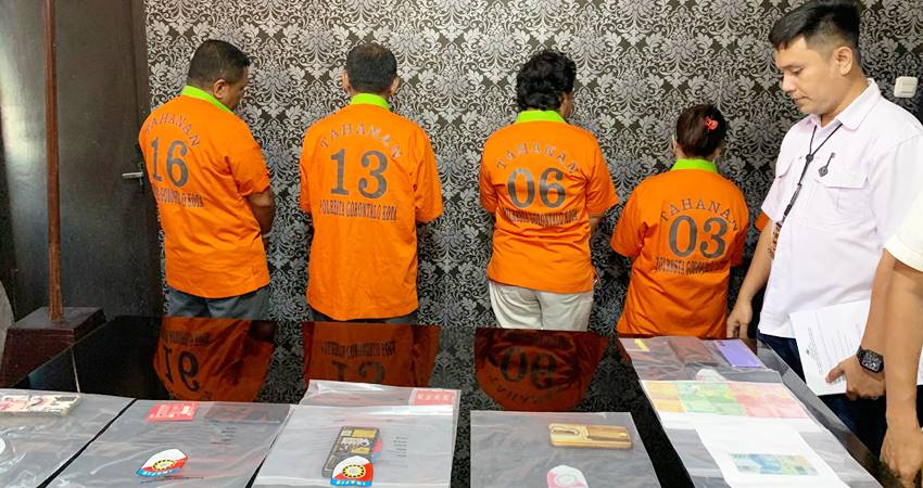 Lima pelaku judi remi mengenakan rompi tahanan berwarna orange saat pelaksanaan press komprens, Rabu (13/11/2024).