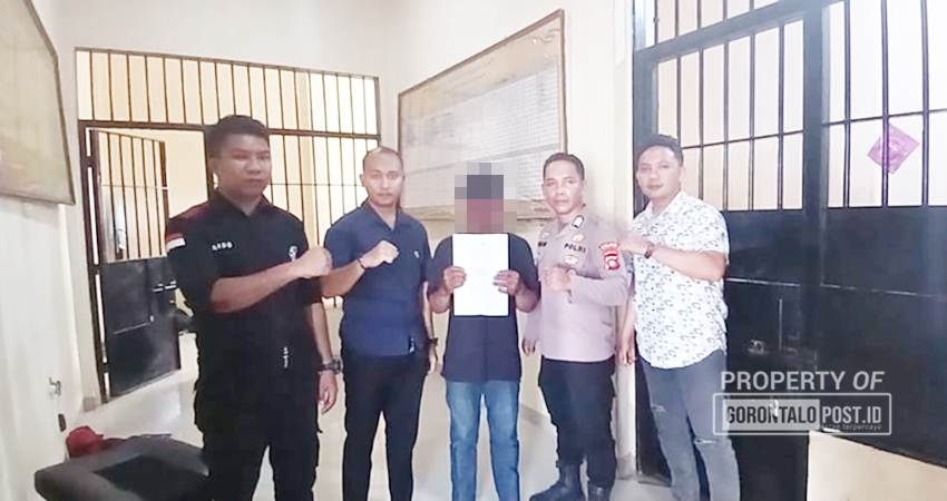 Seorang ayah tiri bernama FS (31), resmi di tahan oleh Unit PPA Satuan Reskrim Polres Gorontalo Utara, atas kasus dugaan tindak pidana persetubuhan dan pencabulan. (Foto. Zulkifli/ Gorontalo Post)