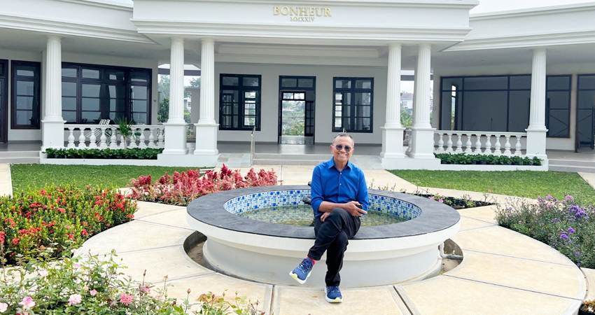 Di depan Hortimart Agro Center.--