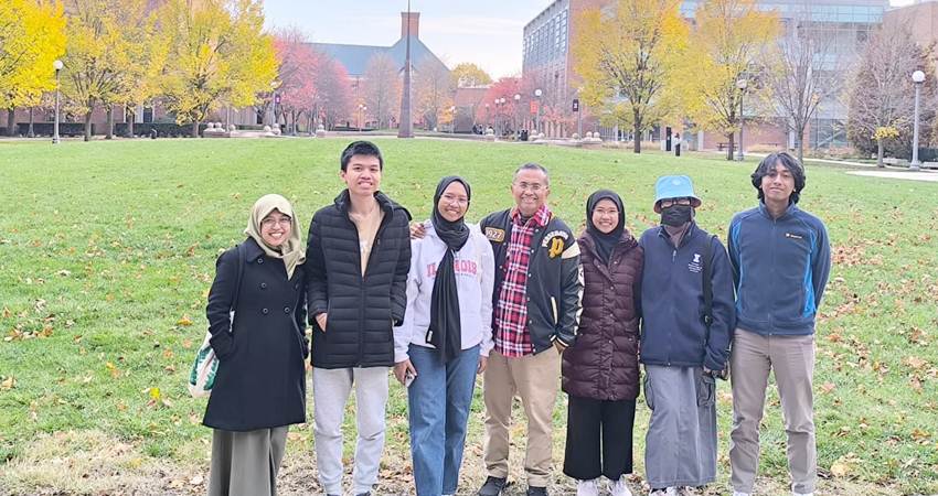 Dahlan Iskan foto bersama lima mahasiswa Indonesia yang kuliah di Illinois University Urbana Champaign.--