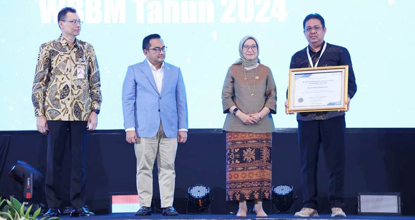 Kepala BPOM di Gorontalo Stafenus Simon Sesa, SH saat menerima penghargaan Menteri PANRB, Rini Widyantini, sebagai unit kerja berpredikat WBBM. (Foto: Istimewa).