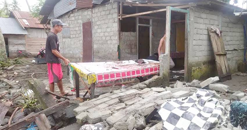 Masyarakat yang ada di Desa Topi, Kecamatan Biawu, Kabupaten Gorontalo Utara, berharap agar pemerintah bisa mencarikan solusi penanganan abrasi.