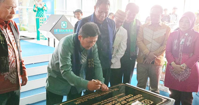 Direktur Utama BPJS Kesehatan Ali Ghufron Mukti menandatangani prasasti peresmian gedung baru kantor BPJS Kesehatan cabang Gorontalo yang dihadiri jajaran BPJS Kesehatan, Pemerintah Provinsi Gorontalo dan unsur terkait. Senin, (23/12) (Foto Lidya/Gorontalo Post)