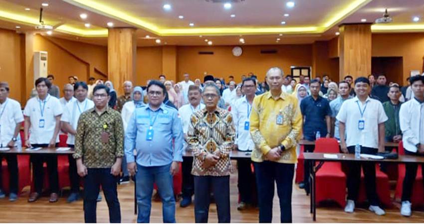 Foto bersama PJ Walikota Gorontalo Ismail Madjid, Kadis Kesehatan Kota Gorontalo Muhammad Kasim, Pengurus ASDAMIN-GO serta para pelaku usaha pada kegiatan pembinaan pelaku usaha depot air minum isi ulang yang ada di Kota Gorontalo. Jumat, (13/12 )