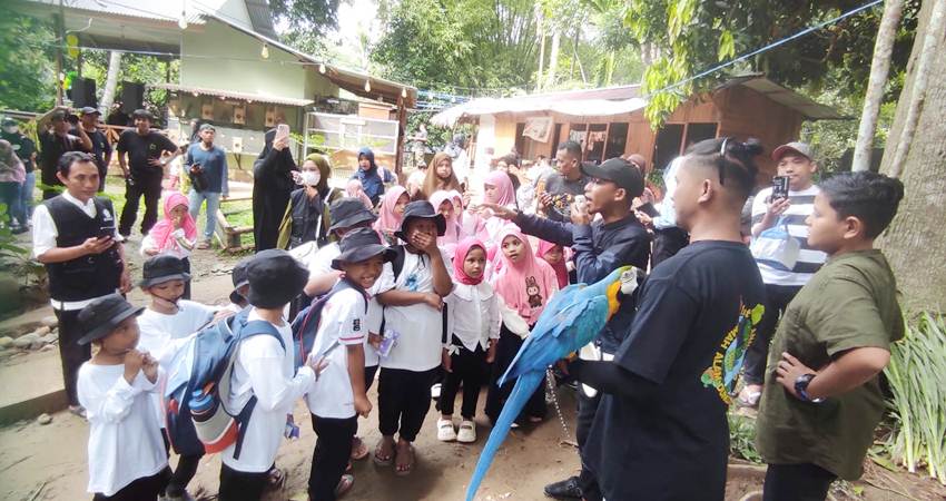 Santri anak-anak Rumah Quran Al Yasiir Gorontalo diperkenalkan beragam satwa yang dilindungi di Rumah Alam Dunggala, Tapa Kabupaten Bone Bolango. (Foto: Roy/Gorontalo Post).