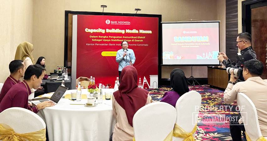 Deputi KPw BI Provinsi Gorontalo, Ciptoning Suryo Condro, saat membuka kegiatan peningkatan kapasitas kehumasan dan media, berlangsung di Hotel Trans Luxury, Kota Bandung, Jawa Barat, Senin (9/12). (foto : jitro paputungan / gorontalo post)