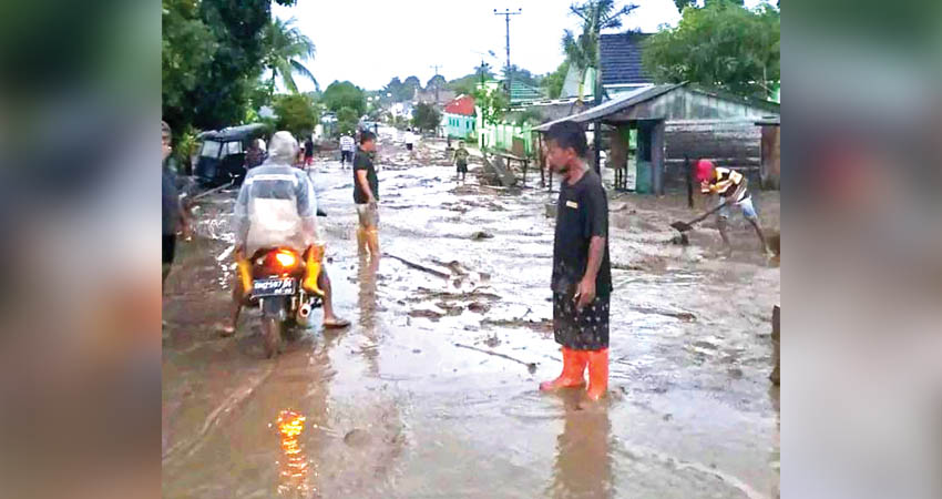 BANJIR BANDANG - Kondisi jalan di Kecamatan Paguat, Pohuwato yang sulit dilalui kenderaan setelah diterjang banjir bandang,Ahad (15/12) sore. (foto : @fatma mahmud/facebook)