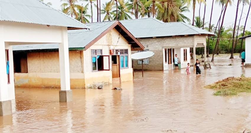 Dampak banjir bandang yang terjadi di Pohuwato, tepatnya di Kecamatan Paguat dan Dengilo, membuat sejumlah rumah terendam dan tertimbun sedimentasi.