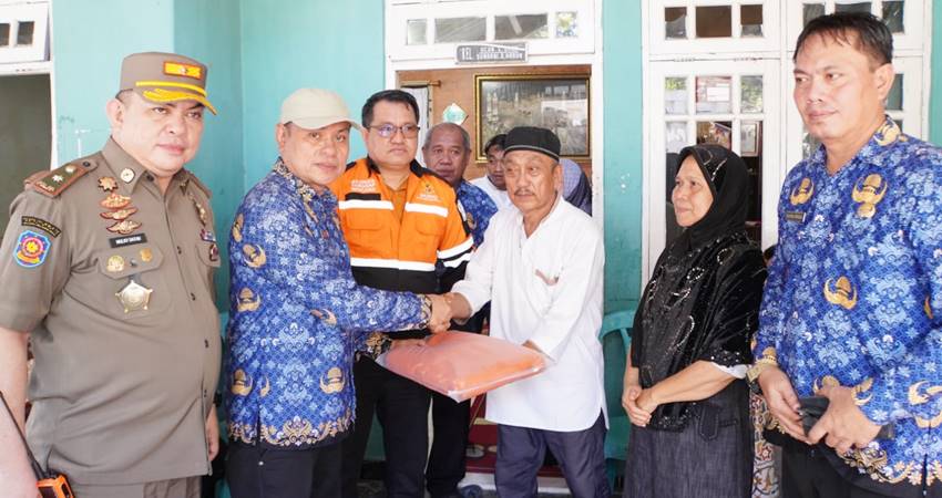 Penyerahan bantuan kepada perwakilan keluarga korban bencana alam berupa longsor di Kelurahan Botu oleh Plh Sekda Kota Gorontalo, Abdul Hafidz Daud, Selasa (17/12/2024). (Foto: Prokopim)