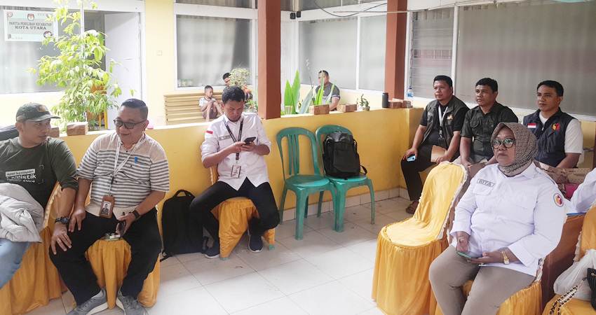 Ketua Bawaslu Kota Gorontalo Sukrin Saleh Taib melakukan pengawasan rekapitulasi suara Pilkada 2024 baru-baru ini.