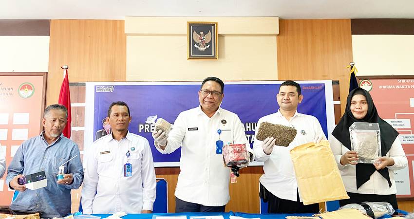 BNNP Gorontalo saat menunjukkan barang bukti narkoba kepada awak media, Senin (23/12/2024) (F. Diyanti/Gorontalo Post)