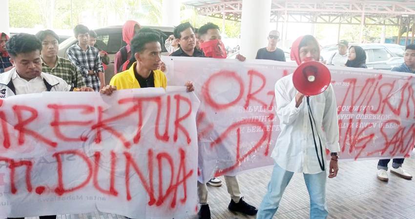 Suasana demo sejumlah mahasiswa di halaman kantor DPRD Kabupaten Gorontalo.