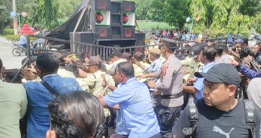Masa aksi saat melakukan demo di depan kantor PT PG Gorontalo, Kamis (12/12/2024). (Foto: Roy/Gorontalo Post).