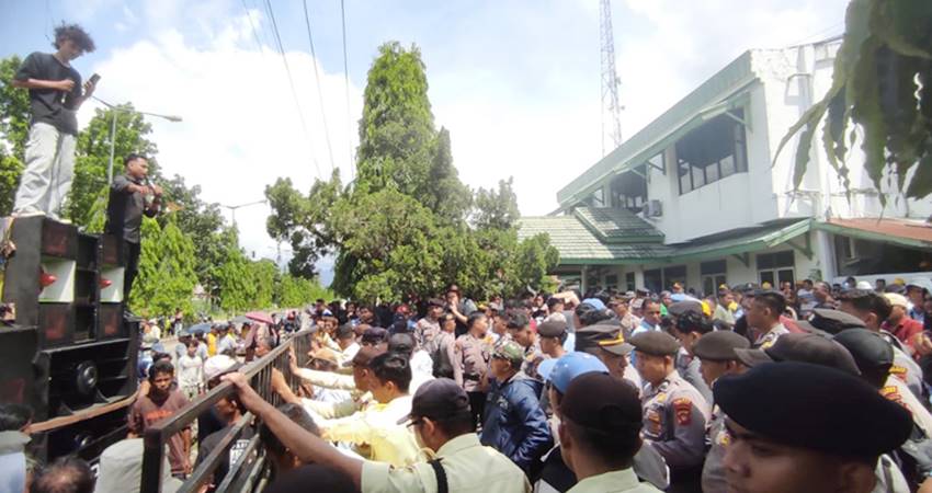 Masa aksi yang hanya berjumlah 30 orang berhadapan dengan karyawan PT PG Gorontalo yang berjumlah ribuan orang tidak bisa masuk ke dalam halaman kantor PT PG Gorontalo, Kamis (12/12/2024). Foto Roy Gorontalo Post