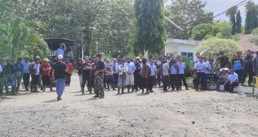 Karyawan PT PG Gorontalo ikut berjaga jaga ketika masa aksi demo melakukan tindakan anarkis