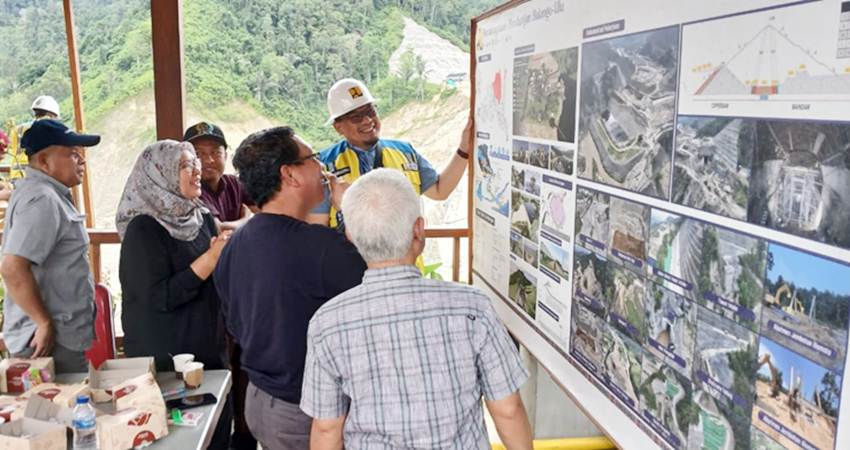 Kunjungan Komisi I Deprov Gorontalo ke proyek waduk Bulango Ulu, di Kabupaten Bone Bolango, kemarin (22/12).(Humas)