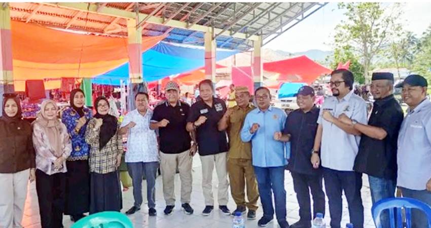 Komisi II Deprov Gorontalo bersama saat memantau ketersediaan harga bahan pokok menjelang natal dan tahun baru (Nataru) di pasar tradisional Olohuta, Bone Bolango, Selasa (17/12). (Humas)