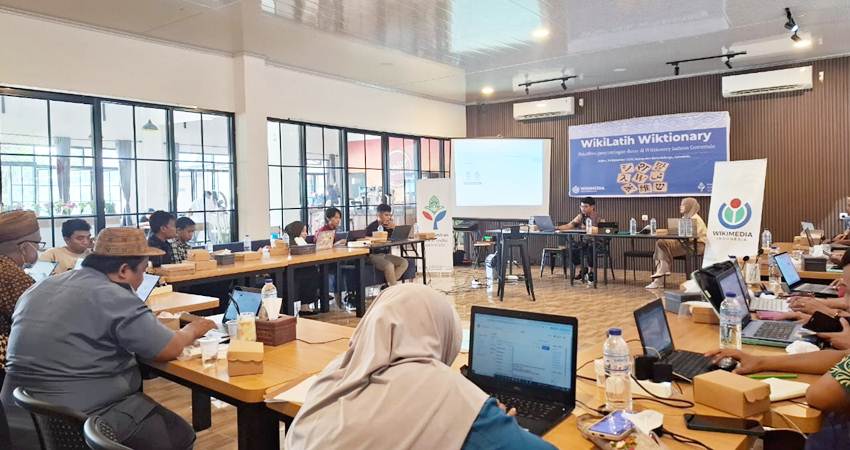 Antusias peserta saat mengikuti kegiatan Wikilatih Wiktionary di Naffil Caffe, Sabtu (14/12/2024) (F. Magang Gorontalo Post)