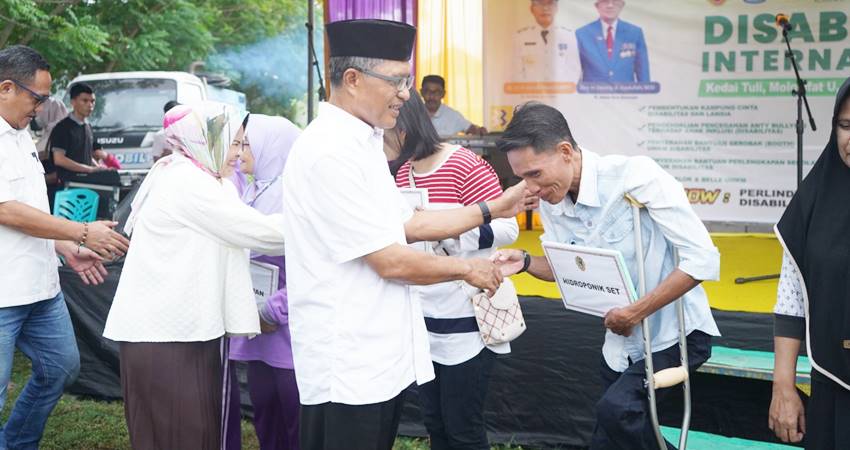 Pj Wali Kota Gorontalo, Ismail Madjid ketika memberikan sambutan pada kegiatan peringatan hari disabilitas internasional, Ahad (8/12/2024). (Foto: Prokopim)