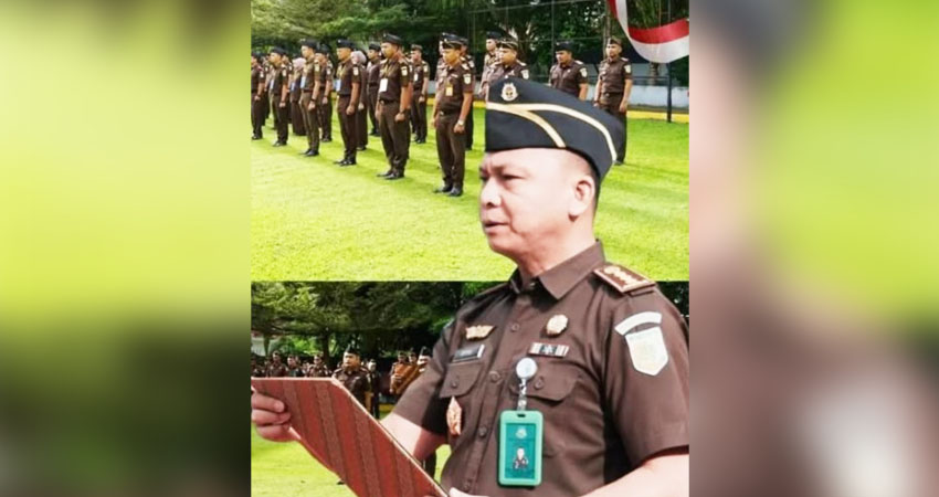 Asintel Kejati Gorontalo Otto Sompotan SH MH saat membacakan amanat presiden RI Prabowo Subianto pada apel Korpri di halaman Kejati Gorontalo, Senin (3/12/24).