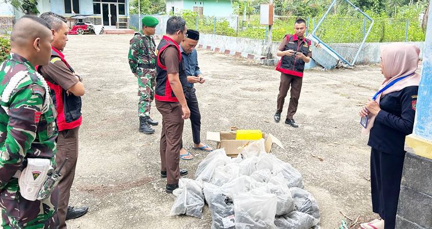 Satuan khusus Kejati Gorut saat menggeledah kantor PUDAM Tirta Gerbang Emas” Kabupaten Gorontalo Utara terkait dugaan korupsi penyetaan modal Rp 2,3 M Tahun Anggaran 2018 s/d 2019. (Foto: Humas Kejari Gorut).