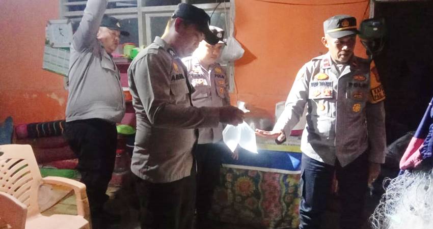 Kapolsek Paguyaman Pantai, Ipda Dedi Maadi,S.Sos bersama anggota, mengamankan minuman keras (Miras)