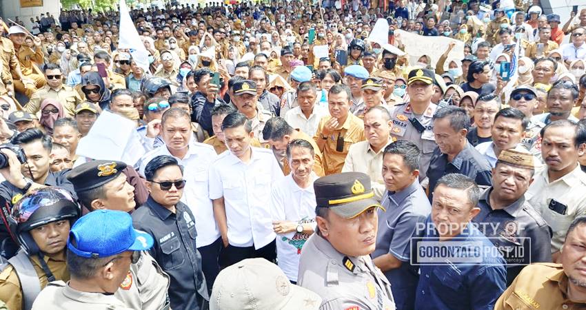 Bupati Gorontalo Nelson Pomalingo (tengah) saat menemui para massa aksi yang terdiri dari kepala deda dan aparat desa di kompleks menara Limboto, Kabupaten Gorontalo, Senin (9/12). (Foto : Deice/GorontaloPost)