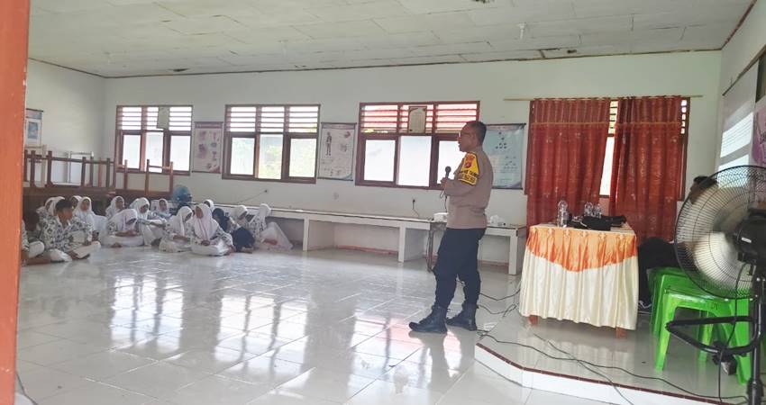 Kapolsek Taluditi, Ipda Syafruddin Adam,S.H memberikan pemahaman kepada para siswa tentang bahaya menggunakan narkoba.