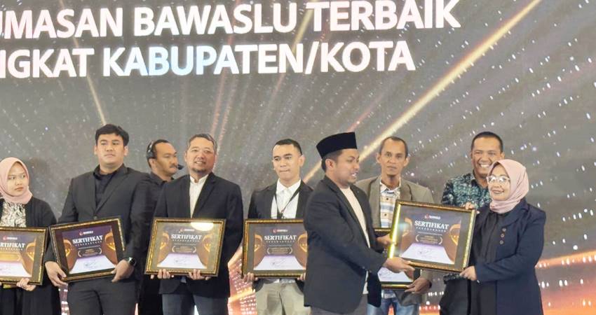 Koordinator divisi Hukum, Pencegahan, Parmas dan Humas Bawaslu Kota Gorontalo, Herlina Antu, saat menerima penghargaan Kehumasan Terbaik se-Indonesia tingkat Kabupaten/Kota pada pelaksanaan rapat evaluasi nasional kehumasan Bawaslu pada Pemilihan serentak 2024 bertempat di REDTOP Hotel & Convention Center Jakarta, Selasa (17/12/2024). (Foto: Istimewa).