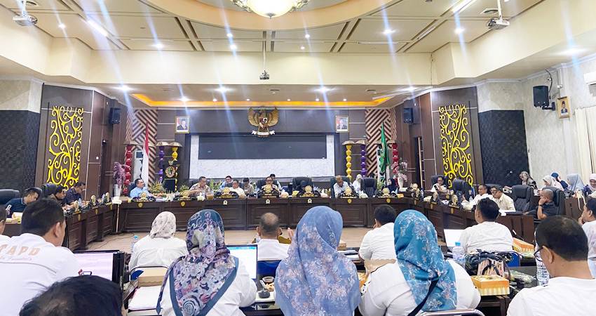 Rapat Banggar dan TAPD Kota Gorontalo untuk menindaklanjuti hasil evaluasi Gubernur terhadap APBD 2025, Sabtu (28/12/2024) (F. Diyanti/Gorontalo Post)