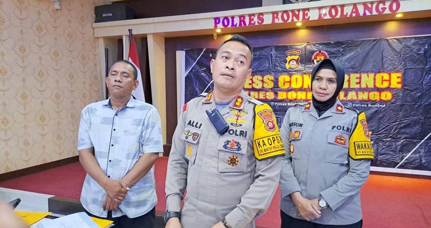 Kapolres Bone Bolango, AKBP Muhammad Alli didampingi Wakapolres Bone Bolango, Kompol Karsum Ahmad saat menggelar press konfrens akhir tahun 2024. (Foto : Noldy/Humas Polres Bone Bolango).