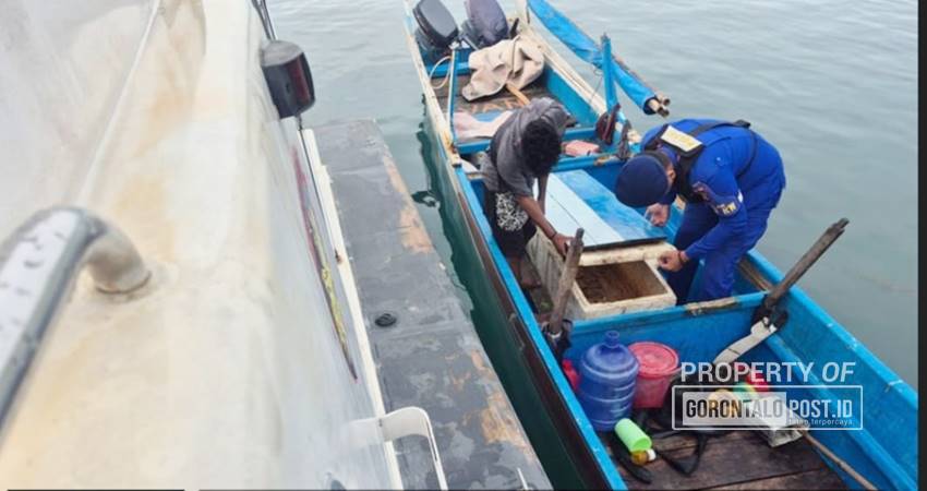 Petugas Dit Polairud Polda Gorontalo saat memeriksa kapal yang melintas di perairan Gorontalo. (Foto: Roy/Gorontalo Post)