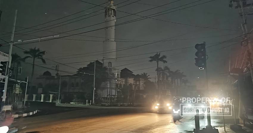 MATI LAMPU - Susana pusat Kota Gorontalo di kompleks Masjid Agung Baiturrahman yang gelap gulita, karena pemadaman listrik yang dilakukan PLN. Lampu lalulintas juga padam. (foto : natha / gorontalo post)