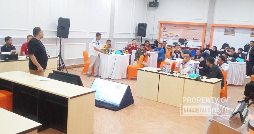 Saksi paslon nomor urut 2 Abdul Azis Latif saat menyampaikan ketidak sediaan pihaknya menandatangani berita acara, Selasa (4/12). (Foto : Alosius M. Budiman / gorontalo post)