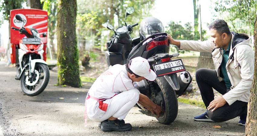 Teknisi Honda Care melayani konsumen sepeda motor honda secara profesional. (Foto /dok-ahm)